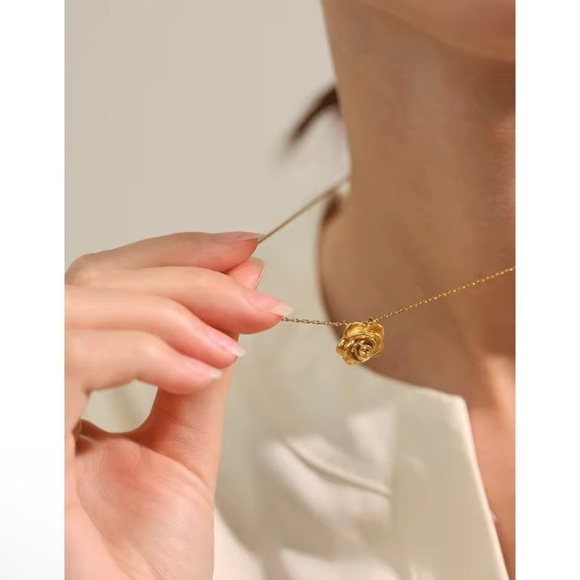 Gorgeous 18k Gold Plated Delicate Roses Necklace - Picture 2 of 5